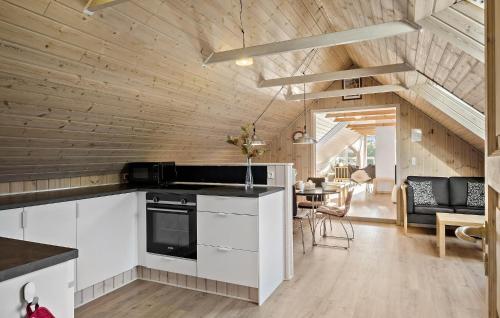 Una cocina o zona de cocina en 2 Bedroom Gorgeous Apartment In Pandrup