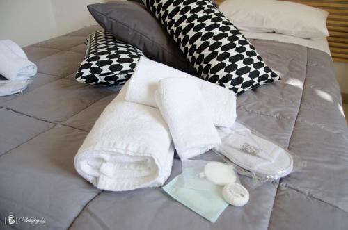 Кровать или кровати в номере Rescio's Rooms
