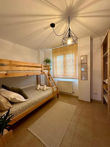 a bedroom with a bunk bed in a room at El Capricho de la Hayuela in Ayuela