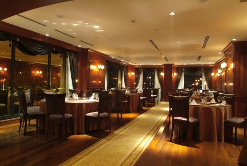 Almira Hotel Thermal Spa & Convention Centerにあるレストランまたは飲食店