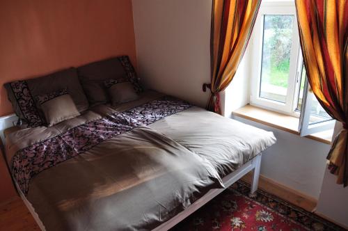 Una cama o camas en una habitación de Tichý mlýn