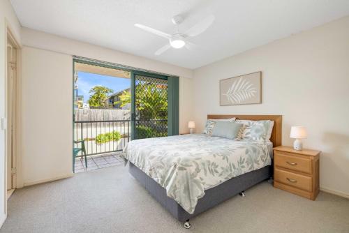 カラウンドラにあるSeacrest Unit 2 Moffat Beach QLDのベッドとバルコニーのある寝室
