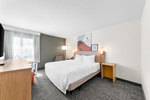 Postel nebo postele na pokoji v ubytování Spark By Hilton Corpus Christi Southeast