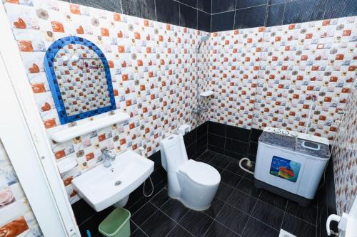Ein Badezimmer in der Unterkunft عوقد نسائم صلالة للشقق المفروشة الفاخرة - Nassayem Salalah Furnished Apartment