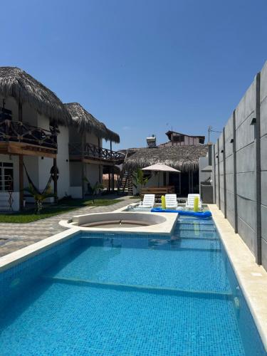 una piscina frente a una villa en Dunamar Beach House, en Los Órganos
