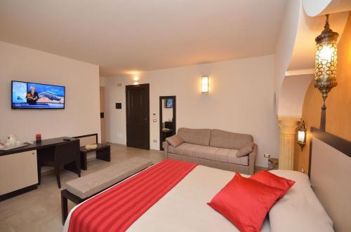 ein Hotelzimmer mit einem Bett und einem Wohnzimmer in der Unterkunft RIAD Comfort Rooms in San Vito lo Capo