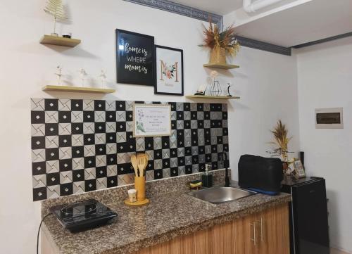 Η κουζίνα ή μικρή κουζίνα στο Budget Staycation By Melanie