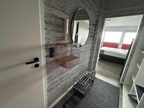 un corridoio con specchio e una camera con letto di Studio Relax a Büsum