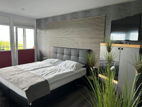una camera da letto con un letto grande e una TV a schermo piatto di Studio Relax a Büsum