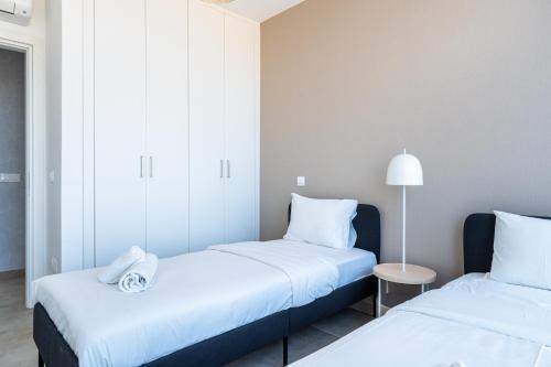 Ένα ή περισσότερα κρεβάτια σε δωμάτιο στο Blu Horizon - Stylish Living with Pool & Balconies in Protaras