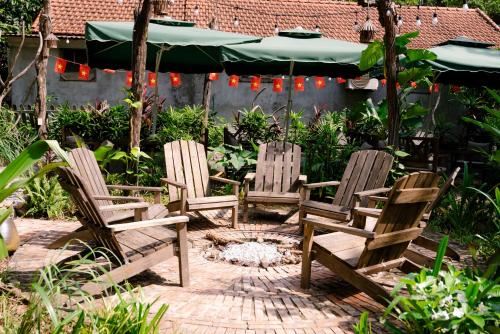 Κήπος έξω από το The Hive Hostel - Tam Coc