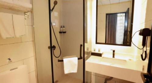 Ένα μπάνιο στο GreenTree Inn Maanshan Hanshan District Jiuwu Square Hotel
