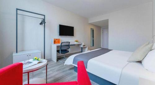 a hotel room with a large bed and a desk at Zhangye Pinmu Hotel(Yuncheng Zhongyin Avenue Store) in Yuncheng