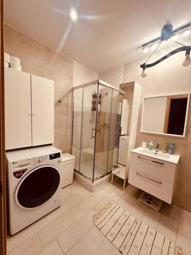 Bilik mandi di Charming Luxury RGR apartment