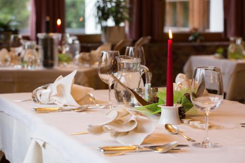 stół z kieliszkami do wina i świecą w obiekcie Hotel Erika w mieście San Vigilio di Marebbe