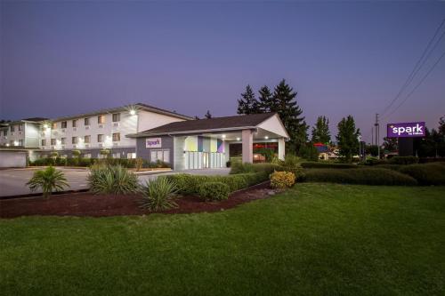 ケントにあるSpark by Hilton Kent Seattleの正面に看板がある大きな建物