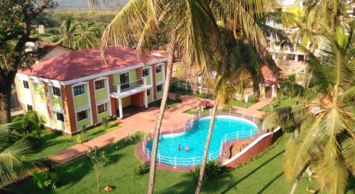 La pileta dentro o cerca de Cozy 2bhk with sunrise view