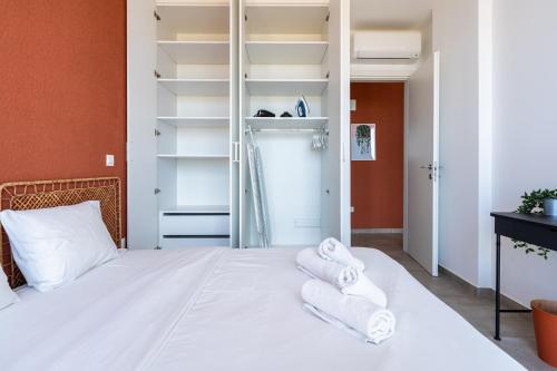 Ένα ή περισσότερα κρεβάτια σε δωμάτιο στο Blu Horizon - Stylish Living with Pool & Balconies in Protaras