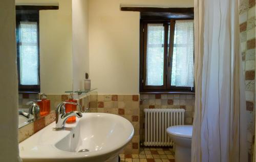 Lovely Apartment In Frontinoにあるバスルーム