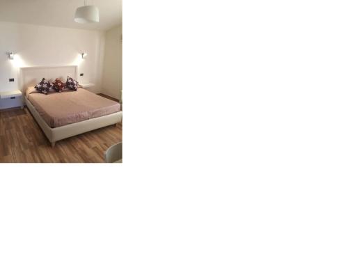 2 fotos de un dormitorio con cama en Villa Amico B&B San Leone, en Agrigento