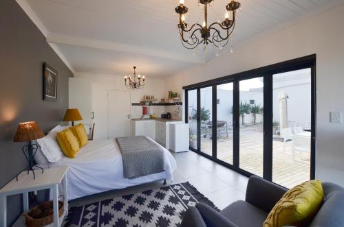 Un dormitorio con una cama y una lámpara de araña. en Mervue Studio, en Vosburg