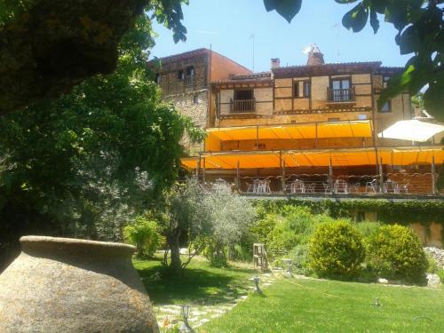 a building with a yard in front of it at Hotel Rural Calatañazor in Calatañazor