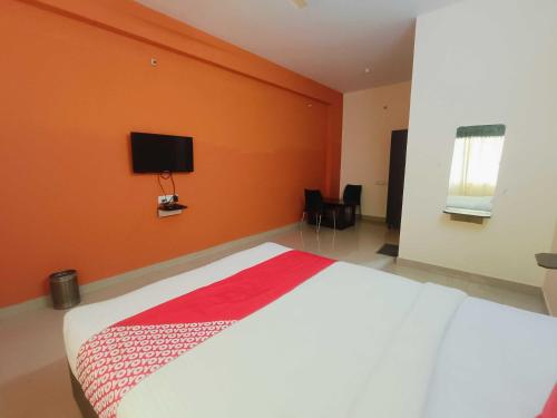 Televisyen dan/atau pusat hiburan di Hotel O P N K Suites