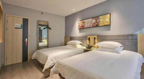 Cama o camas de una habitación en Jinjiang Inn Taizhou Huangyan Jiufeng Park