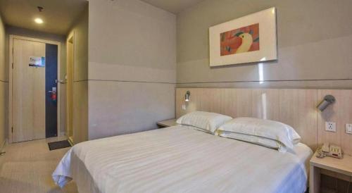 Cama o camas de una habitación en Jinjiang Inn Taizhou Huangyan Jiufeng Park