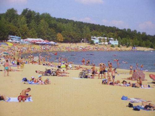 a large crowd of people on a beach at Der kleine Bauernhof keine Arbeiter zadnych pracownikow in Lubiatow