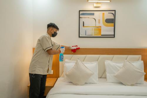 Un ou plusieurs lits dans un hébergement de l'établissement Krishna Abode by Perfect Stayz near Prem Mandir