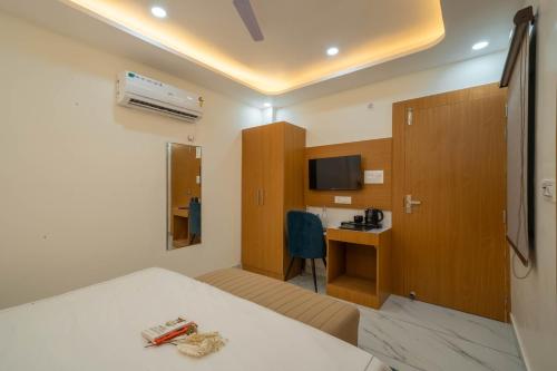 Un ou plusieurs lits dans un hébergement de l'établissement Krishna Abode by Perfect Stayz near Prem Mandir