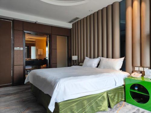 Postel nebo postele na pokoji v ubytování Ruiting Bamboo Island Hotel