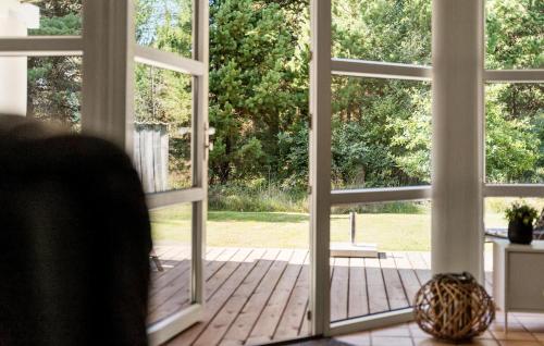 an open window with a view of a yard at Holiday Home Kærhøgen Rømø Denm in Rømø Kirkeby