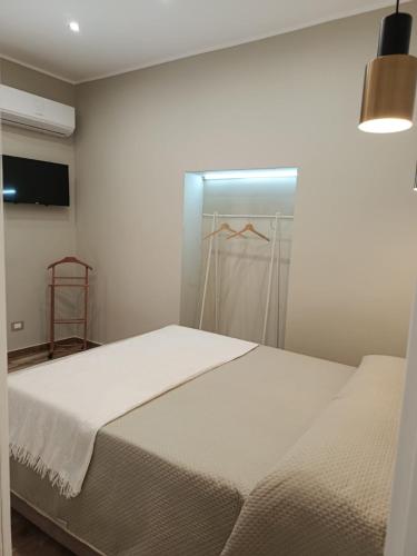 a white bedroom with a bed and a window at Casa Vacanze Scyauru in Santa Elisabetta