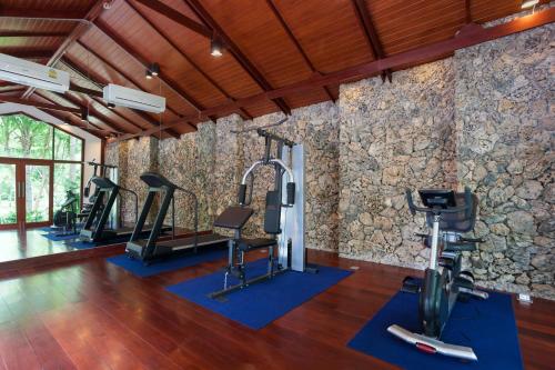 Fitness centrum a/nebo fitness zařízení v ubytování Raya Resort Beach front - The Most Green Resort in Cha-am