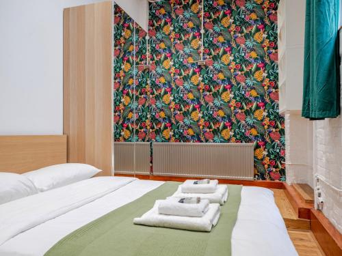 Postel nebo postele na pokoji v ubytování Pass the Keys Stunning flat in the heart of Camden