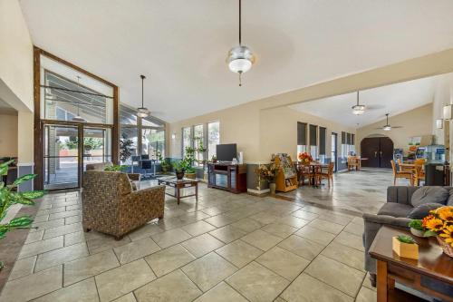 a large living room with couches and chairs at Quality Inn Umatilla - Hermiston in Umatilla