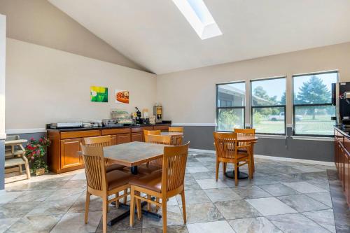 a kitchen and dining room with a table and chairs at Quality Inn Umatilla - Hermiston in Umatilla