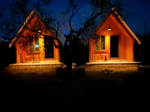 シュコダルにあるCamping Tree Olivesの夜明けの家