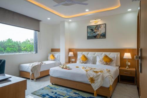 Un ou plusieurs lits dans un hébergement de l'établissement Krishna Abode by Perfect Stayz near Prem Mandir