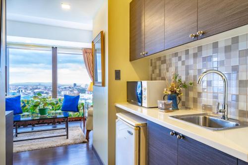 Una cocina o cocineta en Aeon Towers Private Residential Apartments I Next to Abreeza Ayala Malls I Prime Location l Fast Wifi l Free Pool I Managed by Bleuspace