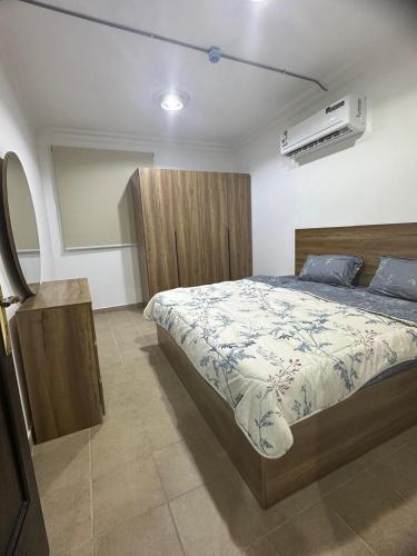 a bedroom with a bed and a air conditioner at شقه للايجار ام الحمام الغربي in Riyadh