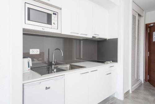 Ett kök eller pentry på Apartamentos Siesta I