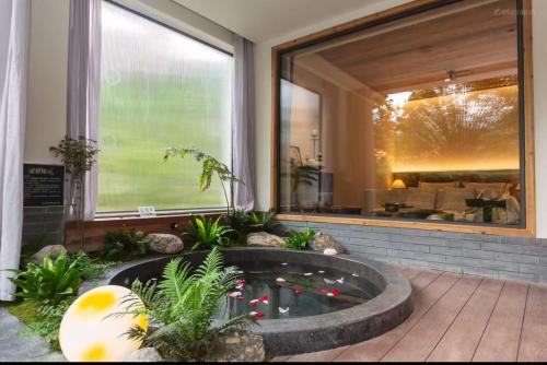 a hot tub in the middle of a patio at M Country Road 山行野奢影院温泉民宿 in Dujiangyan