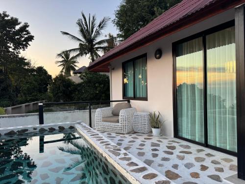 Baan KhaiにあるArt of Nature Hotel - Sea View - Adults Onlyのプールと家のあるヴィラ