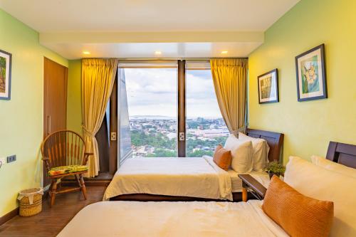 Una cama o camas en una habitación de Aeon Towers Private Residential Apartments I Next to Abreeza Ayala Malls I Prime Location l Fast Wifi l Free Pool I Managed by Bleuspace