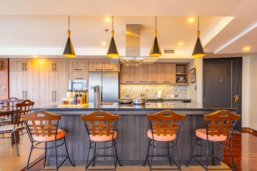 Una cocina o cocineta en Aeon Towers Private Residential Apartments I Next to Abreeza Ayala Malls I Prime Location l Fast Wifi l Free Pool I Managed by Bleuspace