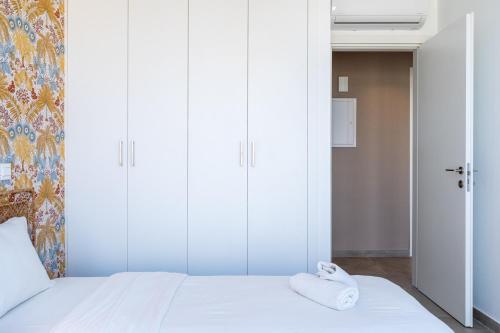 Ένα ή περισσότερα κρεβάτια σε δωμάτιο στο Blu Horizon - Stylish Living with Pool & Balconies in Protaras