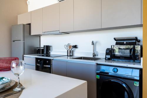 Η κουζίνα ή μικρή κουζίνα στο Blu Horizon - Stylish Living with Pool & Balconies in Protaras